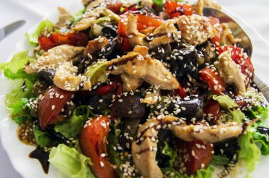 Susam tohumlari sebze salatası