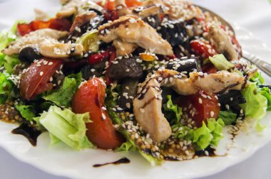 Susam sebze salatası