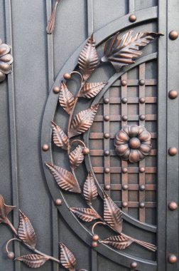 Güzel dekorasyon. Sahte metal kapılar.