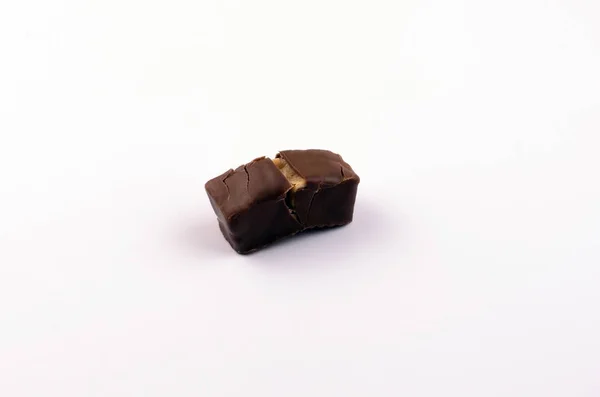 Ile Fındık Beyaz Zemin Üzerine Karamel Çikolata Şekerleme — Stok fotoğraf