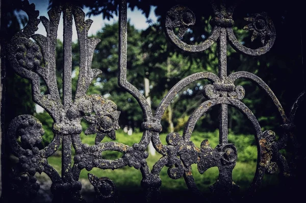 Bir metal çit antik unsurları. Tarihsel sahte öğeleri