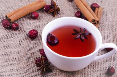 Anason ile vahşi kuşburnu çayı