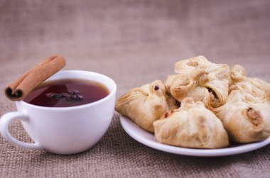 bir fincan çay anason ve tarçın çörek elma ile birlikte