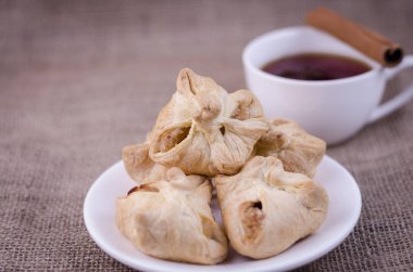 Elmalı turta bir fincan çay ve tarçın çubuğu ile