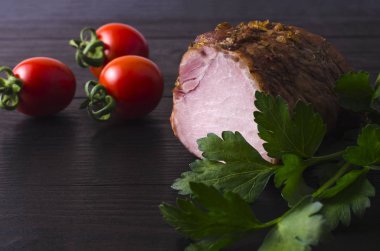 Biber domates ve dereotu ile karanlık bir arka plan üzerine bir parça pişmiş