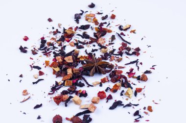 Hafif bir arka plan üzerinde anason ile kuru meyve çayı