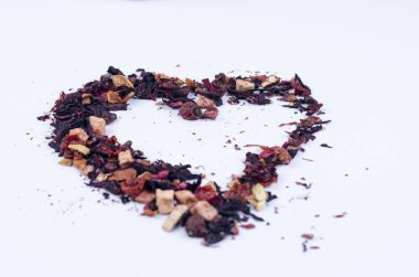 Portre fotoğraf hafif bir arka plan üzerinde bir kalp şeklinde meyve çay