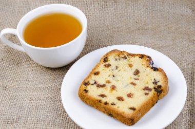 Bir fincan yeşil çay lezzetli bir pasta dilimi ile