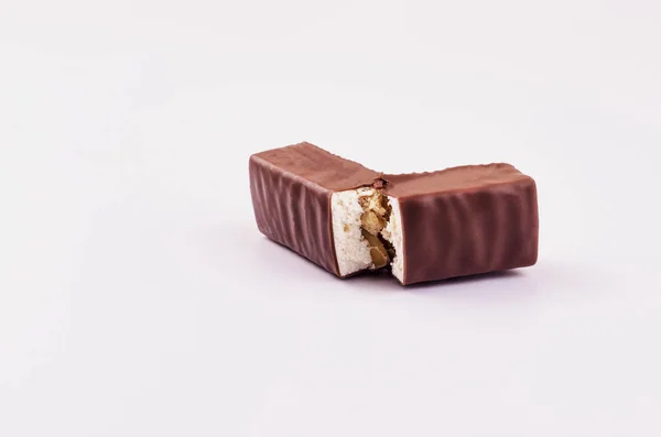 Nuga Ceviz Beyaz Zemin Üzerine Çikolata Şeker — Stok fotoğraf