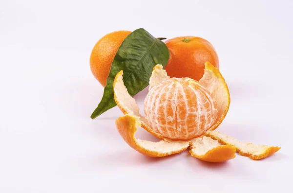 Hedefleri ve beyaz zemin üzerine açık mandalina