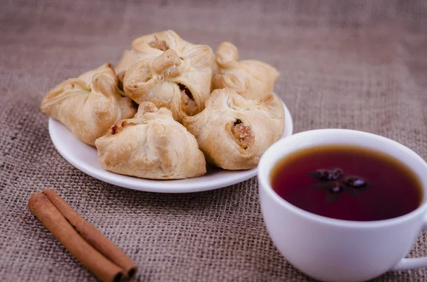 Çuval bezi kahve ve tarçın sopayla bir arka plan üzerinde Apple köftesi