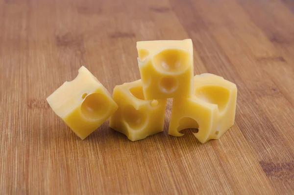 木製の背景上のチーズ キューブ — ストック写真