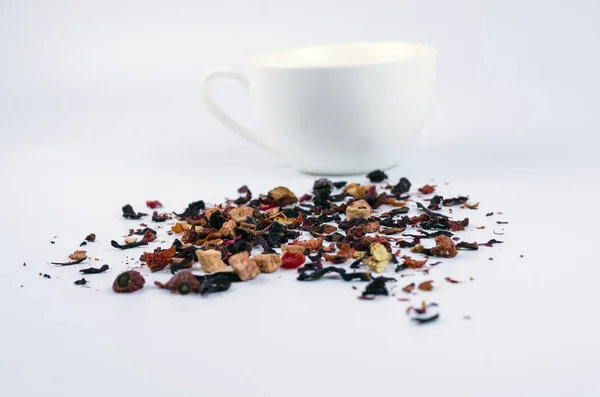 Beyaz bir bardak hafif bir zemin üzerine kuru meyve çayı