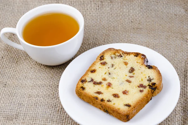 Bir fincan yeşil çay lezzetli bir pasta dilimi ile