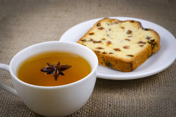 Uma Xícara Chá Verde Com Uma Estrela Anis Delicioso Pedaço — Fotografia de Stock