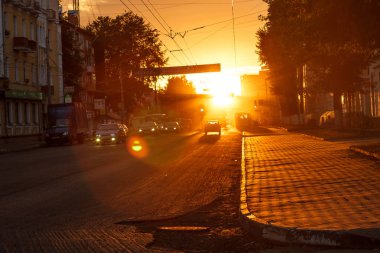 Sunset Bulvarında yayalar ve araba ile sokak şehir
