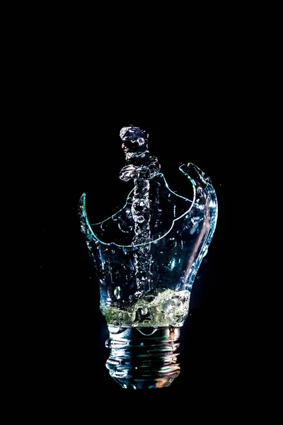Kreative Kaputte Glühbirne Mit Wasserfontäne Auf Isoliertem Schwarz — Stockfoto