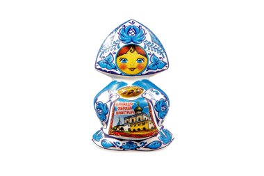 Seramik Hediyelik eşya oyuncak matryoshka Ulusal Rus kültürü yansıtan izole beyaz arka plan üzerinde güzel renk boyama ile şeklinde