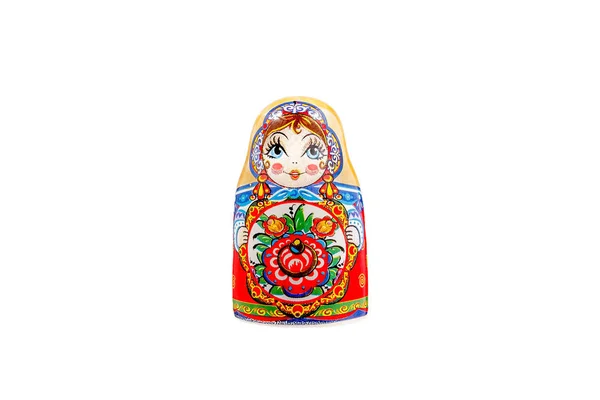 国立ロシア文化を反映した分離の白い背景の上の美しいカラー絵とマトリョーシカの形でお土産セラミック製グッズ — ストック写真
