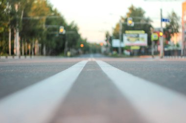 Yolun bir çift katı şerit ile fotoğraf küçük derinliği alan, arka plan bulanık ve gündoğumu, duvar kağıdı için değişken odak ile