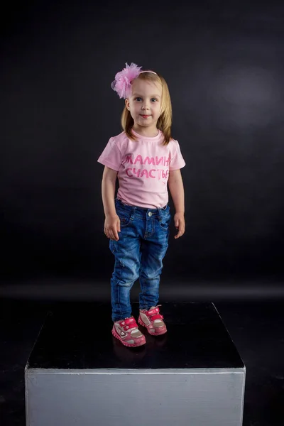 Portret Ładny Europejskiej Mały Blonde Dziewczyny Dżinsy Różowy Shirt Napisem — Zdjęcie stockowe