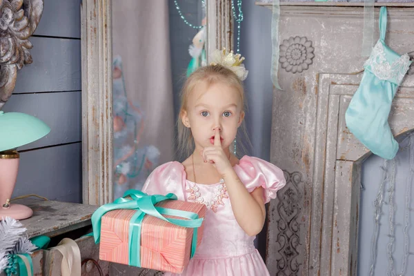 Портрет Милой Европейской Маленькой Блондинки Принцессы Девочка Короной Красивом Платье — стоковое фото