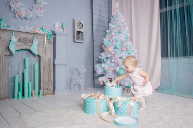 Sevimli küçük bir Avrupa Sarışın Prenses kız güzel bir elbise hediye oyuncak ve Noel ağacı Noel temalı dekore edilmiş bir stüdyo açma bir taç ile portresi