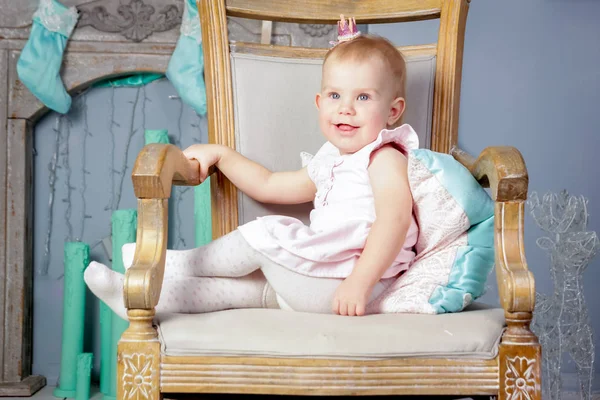 Портрет Милой Маленькой Европейской Блондинки Принцессы Короной Красивом Платье Сидящей — стоковое фото