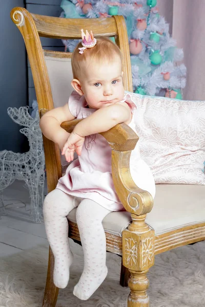 Portret Ładny Europejskiej Blond Księżniczka Dziewczynki Koroną Pięknej Sukni Siedzi — Zdjęcie stockowe