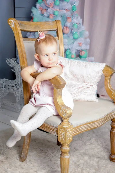 Портрет Милой Маленькой Европейской Блондинки Принцессы Короной Красивом Платье Сидящей — стоковое фото