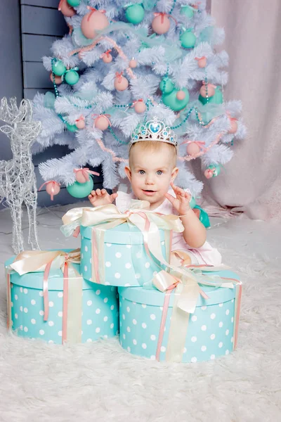 Leányi Aranyos Kis Európai Szőke Hercegnő Egy Gyönyörű Ruhát Megnyitása — Stock Fotó