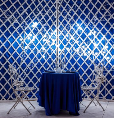 Güzel konuma iç beyaz vintage ile muhteşem bir klasik tarzda insanlar olmadan kaplı masa ve sandalyeler, Romantik Tarih arka plan ışıklar ve mumlar