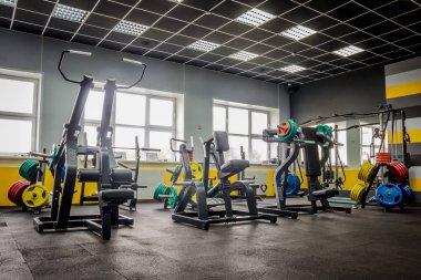 boş spor salonu iç fitness ve vücut geliştirme ile fitness ekipmanları ve halter