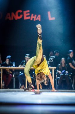Rusya, Yaroslavl - Ekim 2013: çocuklar, gençler ve yetişkinler hip-hop bboys breakdance savaş rekabet.