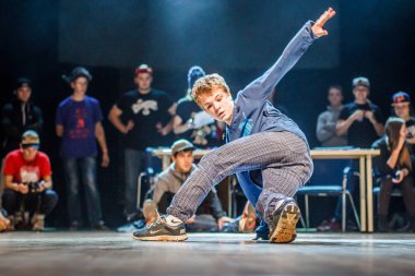 Rusya, Yaroslavl - Ekim 2013: çocuklar, gençler ve yetişkinler hip-hop bboys breakdance savaş rekabet.