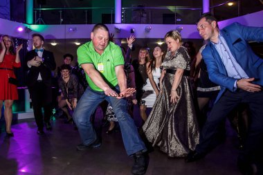 Rusya, Yaroslavl - 27 Aralık 2016: Kurumsal şirket Oriflame önde gelen ve satış ve yeni yıl, yıl sonu vesilesiyle bir sürü insan ile dans.