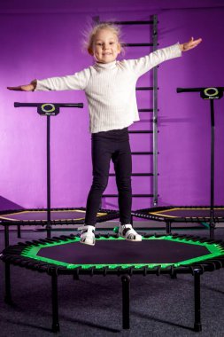 Rusya, Yaroslavl - 16 Aralık 2018: sınıf atlama ve Tramplende zıplarken için mutlu bir çocuk spor eğitim.