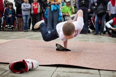 Rusya, Yaroslavl - 25 Mayıs. 2013: breakdance savaş rekabet grup arasında açık bir sokakta takım çocuklar, gençler ve yetişkinler hip hop bboys. Pınarlarına, dans portre.