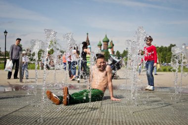 Rusya, Yaroslavl - 25 Mayıs. 2013: breakdance savaş rekabet grup arasında açık bir sokakta takım çocuklar, gençler ve yetişkinler hip hop bboys. Pınarlarına, dans portre.