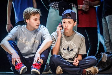 Rusya, Yaroslavl - Ekim 2013: çocuklar, gençler ve yetişkinler hip-hop bboys breakdance savaş rekabet.