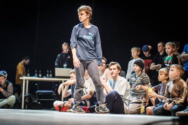 Rusya, Yaroslavl - Ekim 2013: çocuklar, gençler ve yetişkinler hip-hop bboys breakdance savaş rekabet.
