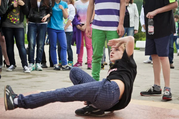 Venäjä Yaroslavl 2013 Breakdance Taistelu Kilpailu Kadulla Ulkona Joukossa Ryhmä — kuvapankkivalokuva