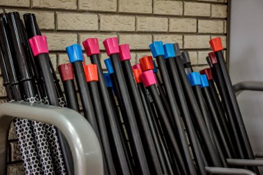 boş spor fitness ve vücut geliştirme fitness ekipmanları ile bir