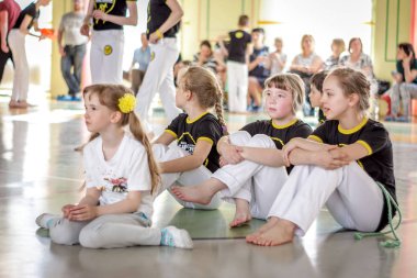 Rusya, Yaroslavl - 19 Mayıs. 2018: bir grup insan Capoeira içinde belgili tanımlık jimnastik salonu yarışmadan önce ısınmak dahil.