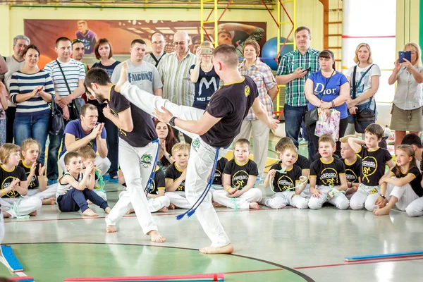 Rússia Yaroslavl Maio 2018 Grupo Pessoas Envolvidas Capoeira Ginásio Aquecem — Fotografia de Stock