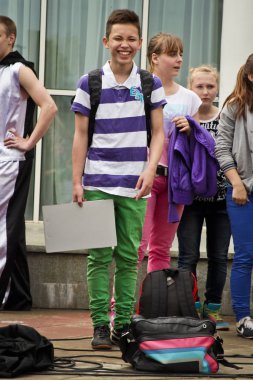 Rusya, Yaroslavl - 25 Mayıs. 2013: breakdance savaş rekabet grup arasında açık bir sokakta takım çocuklar, gençler ve yetişkinler hip hop bboys. Pınarlarına, dans portre.