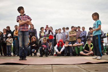Rusya, Yaroslavl - 25 Mayıs. 2013: breakdance savaş rekabet grup arasında açık bir sokakta takım çocuklar, gençler ve yetişkinler hip hop bboys. Pınarlarına, dans portre.