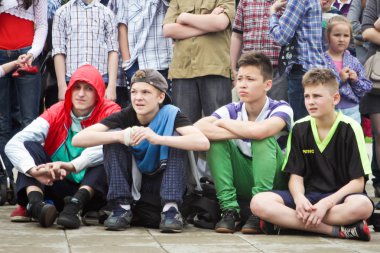Rusya, Yaroslavl - 25 Mayıs. 2013: breakdance savaş rekabet grup arasında açık bir sokakta takım çocuklar, gençler ve yetişkinler hip hop bboys. Pınarlarına, dans portre.