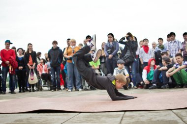 Rusya, Yaroslavl - 25 Mayıs. 2013: breakdance savaş rekabet grup arasında açık bir sokakta takım çocuklar, gençler ve yetişkinler hip hop bboys. Pınarlarına, dans portre.
