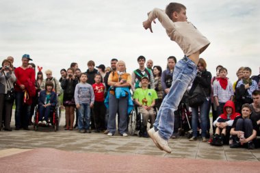Rusya, Yaroslavl - 25 Mayıs. 2013: breakdance savaş rekabet grup arasında açık bir sokakta takım çocuklar, gençler ve yetişkinler hip hop bboys. Pınarlarına, dans portre.